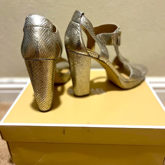 Gold chunky heels with snakeskin print - Picture 2 of 8